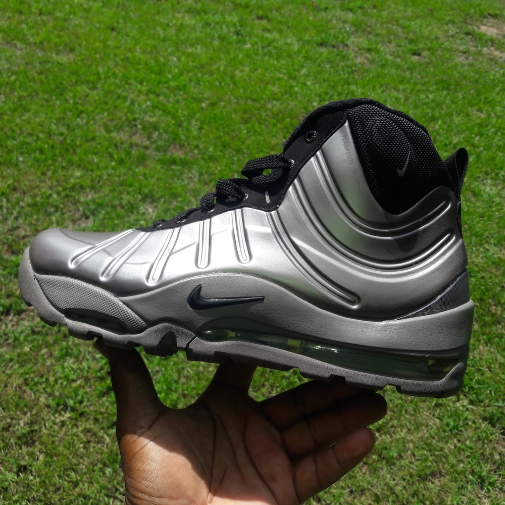 Nike Men's Metallic Silver and Black Sneakers